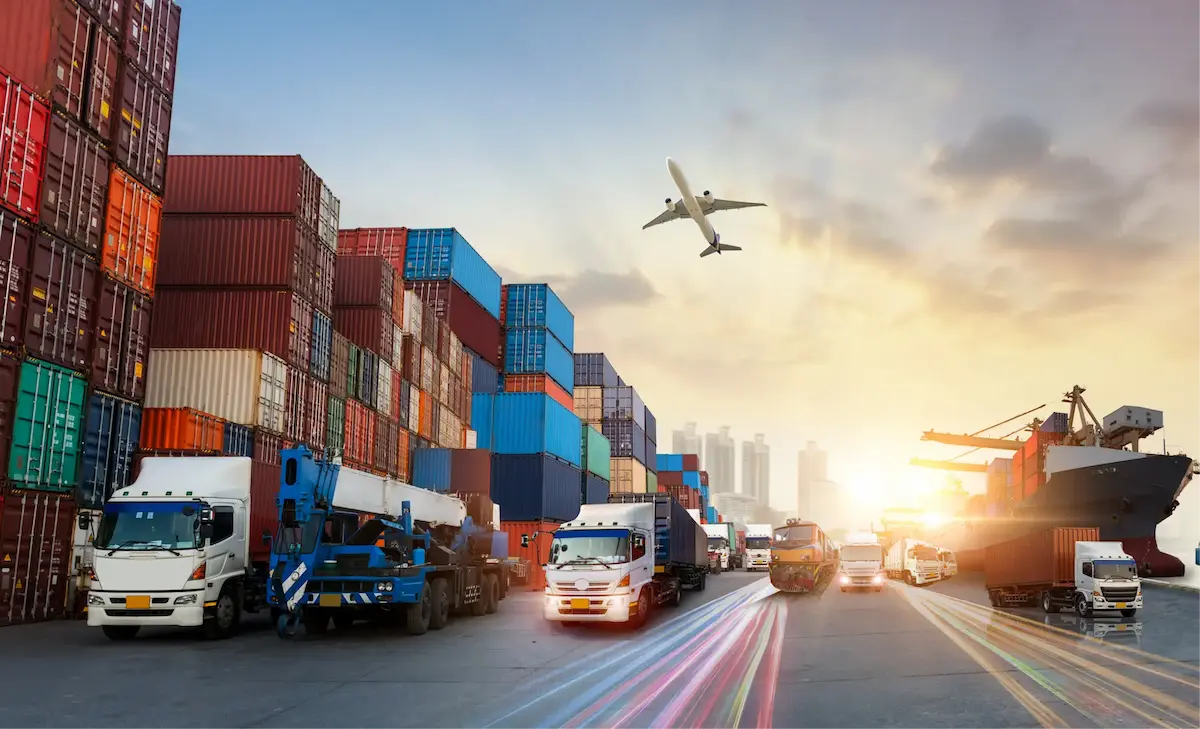 Verschiedene Transportmittel aus der Logistik.