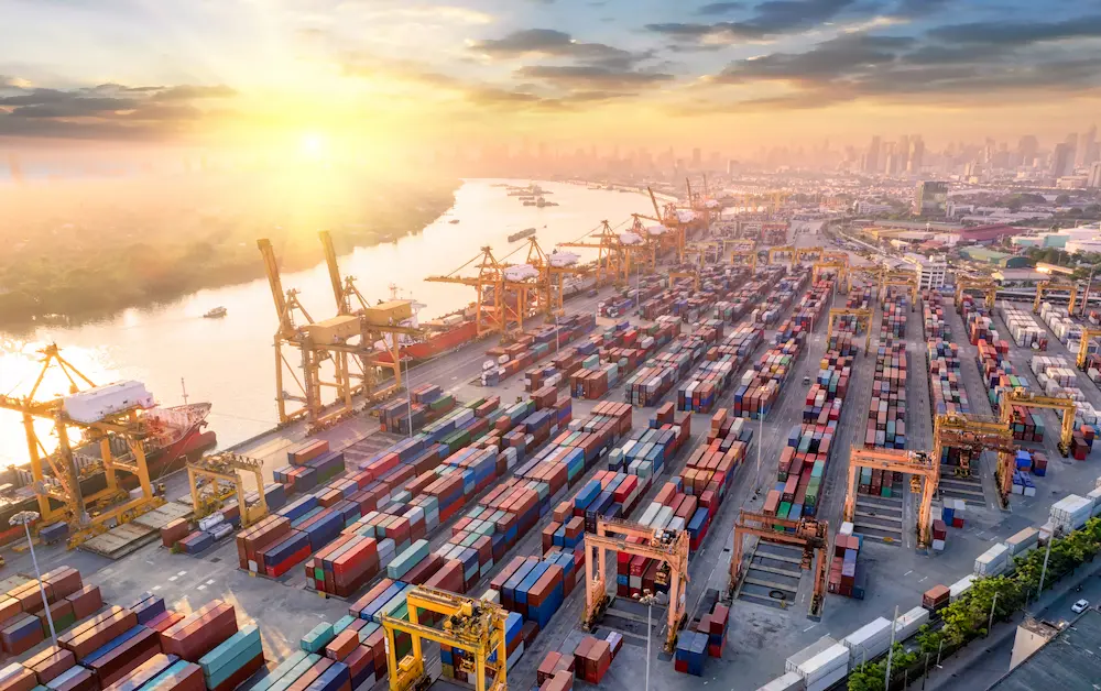 Großer Logistik-Containerhafen