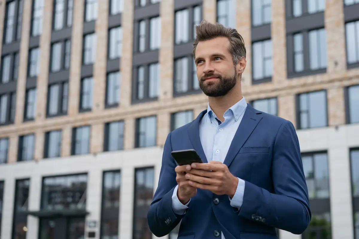 Vertriebsmitarbeiter mit Handy in der Hand