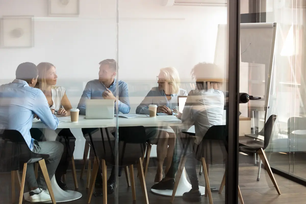 Meeting mit fünf Mitarbeitern
