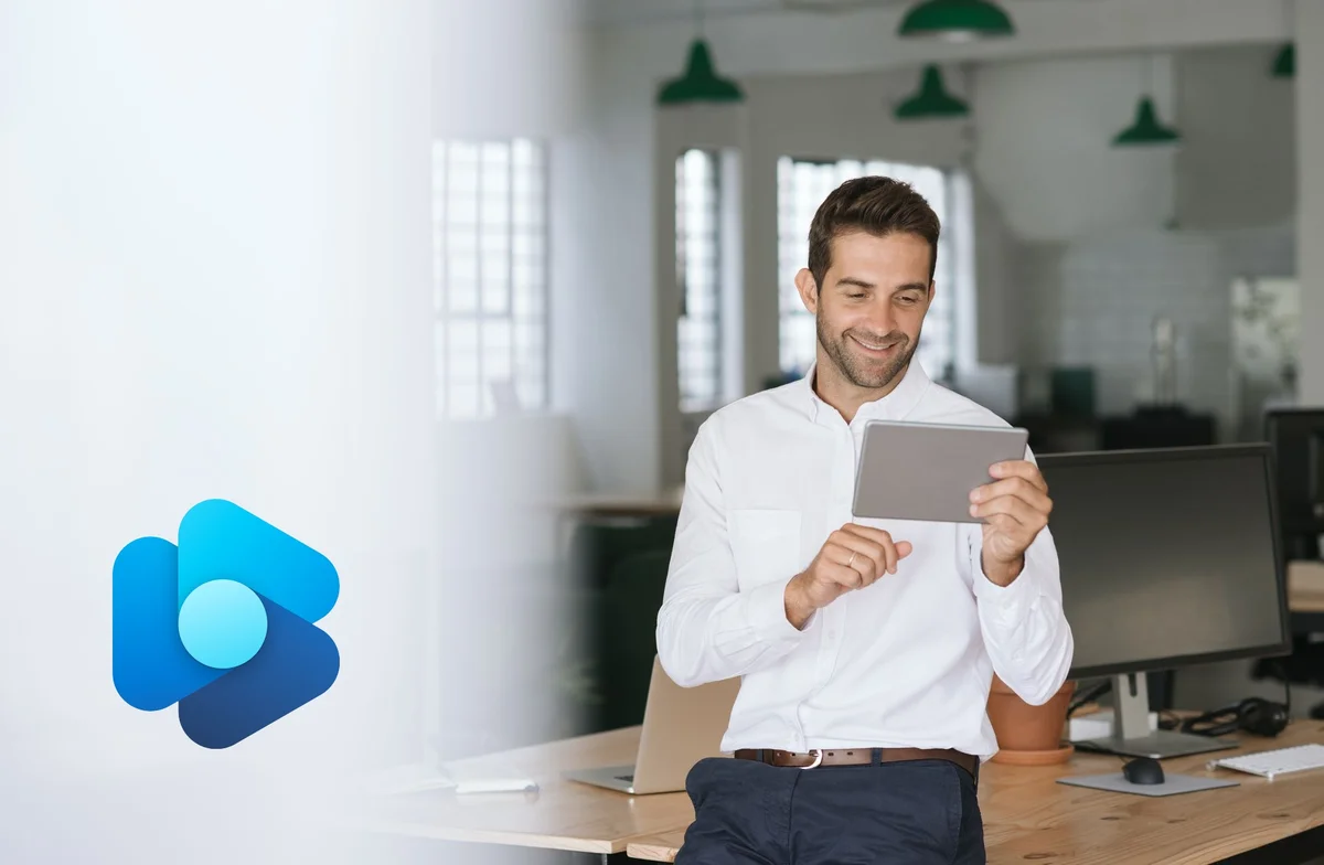 Mitarbeiter im Büro arbeitet am Tablet mit Dynamics 365 Customer Insights