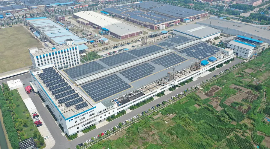 Luftaufnahme des Firmengeländes von Freudenberg Sealing Technologies