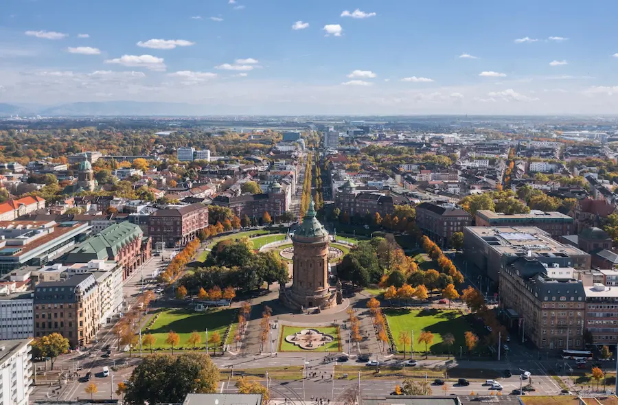 Drohnenaufnahme des Wasserturms in Mannheim